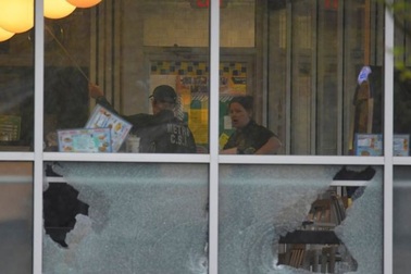 Tay súng khỏa thân sát hại 4 người tại nhà hàng Mỹ