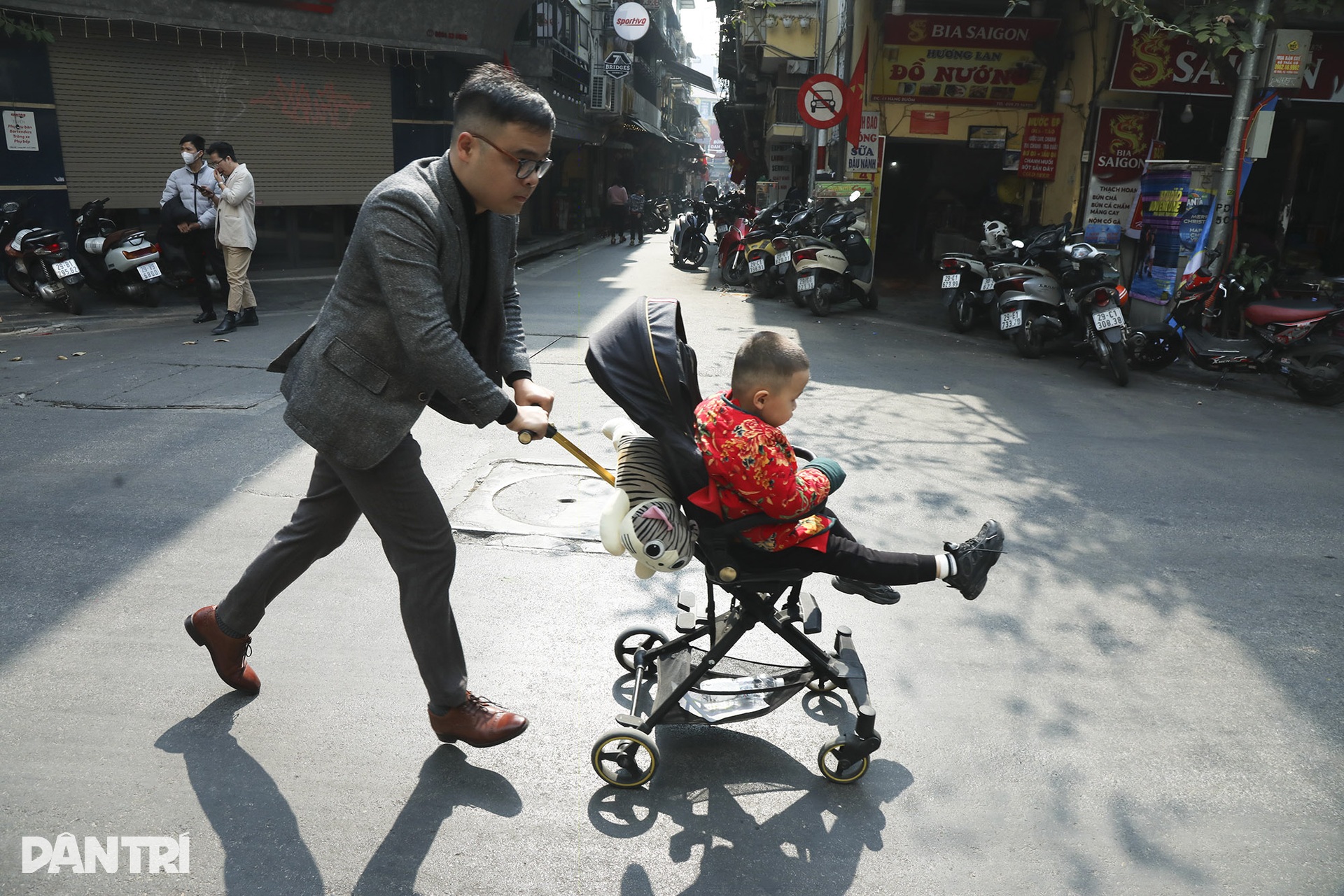 Hà Nội bình yên dưới nắng vàng rực rỡ ngày 30 Tết - 11 Hà Nội bình yên dưới nắng vàng rực rỡ ngày 30 Tết - 11