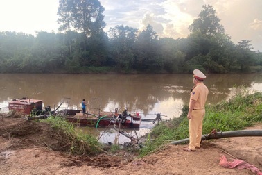 Giám đốc công ty sử dụng tàu hết hạn kiểm định để hút cát