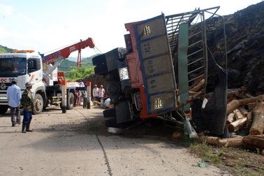 Lật xe tải chở gỗ 2 người thương vong