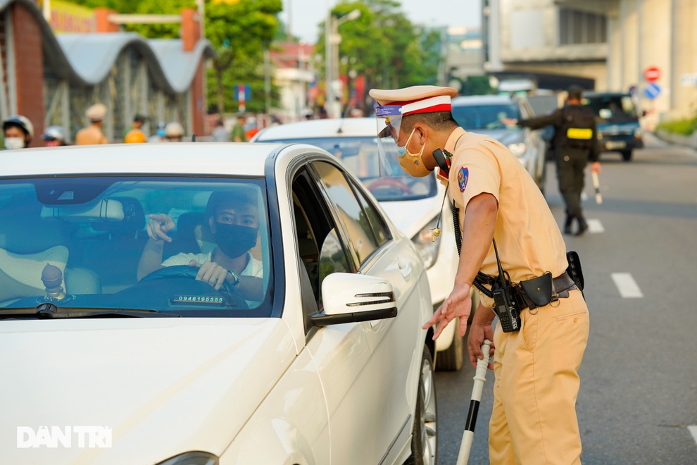 Hà Nội: Ngày đầu triển khai 39 chốt kiểm soát liên ngành tại vùng đỏ - 5 Hà Nội: Ngày đầu triển khai 39 chốt kiểm soát liên ngành tại vùng đỏ - 5