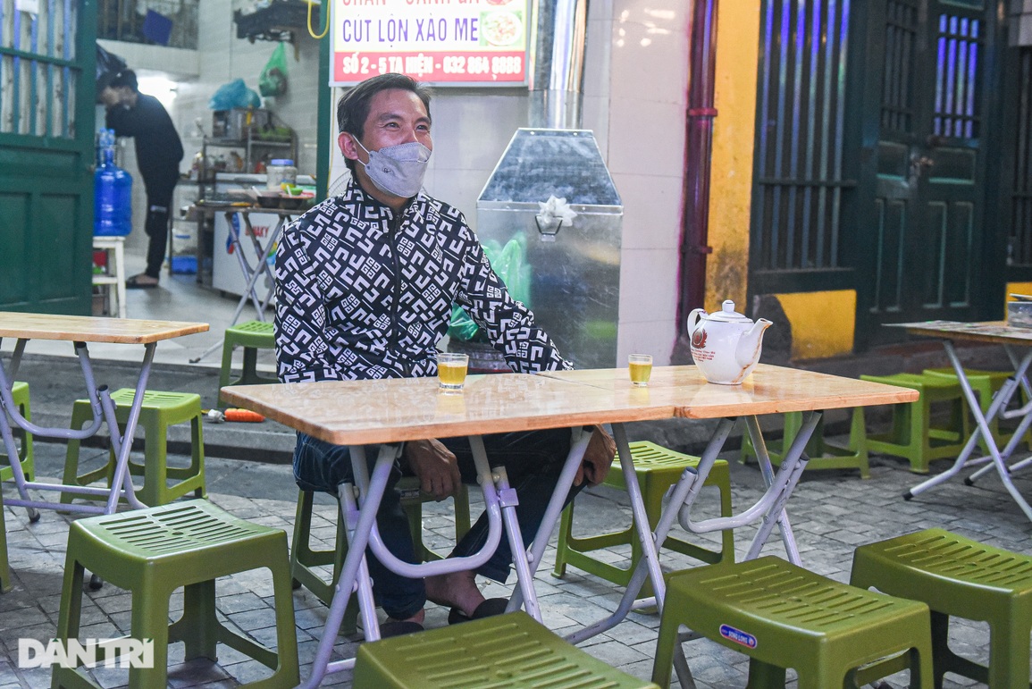 Nhiều chủ quán ở Hà Nội khó hiểu vì phải đóng cửa lúc 21h - 4 Nhiều chủ quán ở Hà Nội khó hiểu vì phải đóng cửa lúc 21h - 4