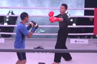 "Hậu duệ Hàng long thập bát chưởng" hạ đối thủ ở trận đấu như tấu hài