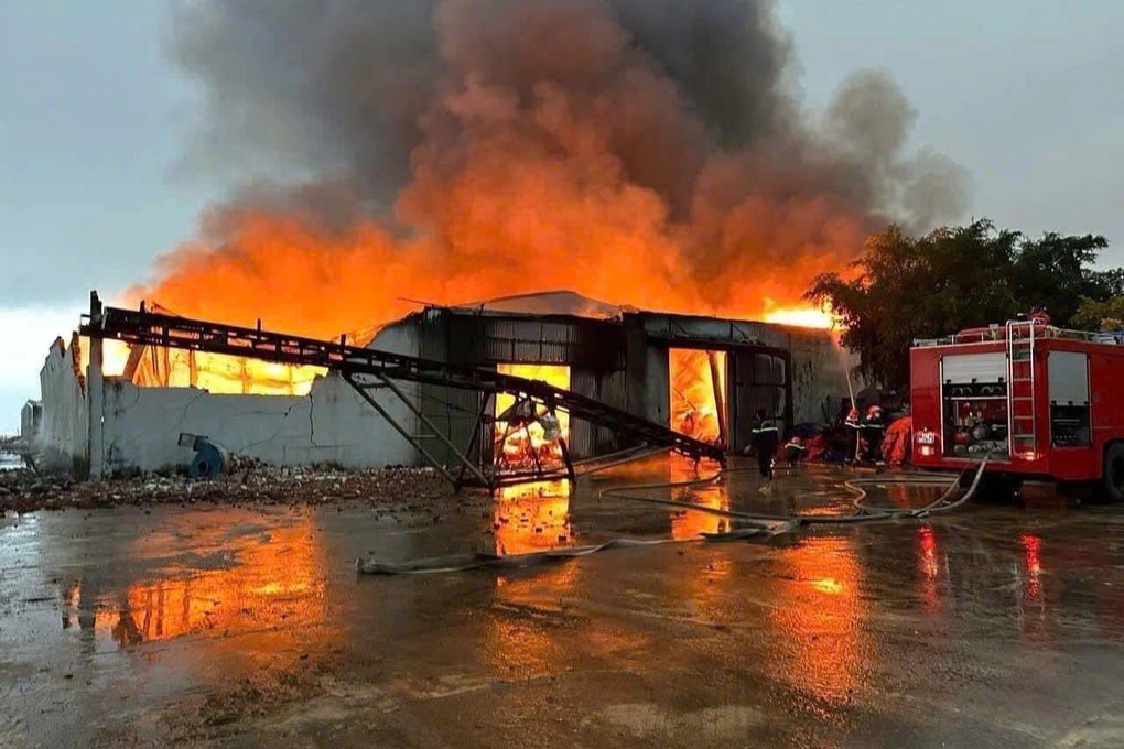 Cháy xưởng thức ăn chăn nuôi ở Quảng Bình, 100 tỷ đồng ra tro - 1 Cháy xưởng thức ăn chăn nuôi ở Quảng Bình, 100 tỷ đồng ra tro - 1