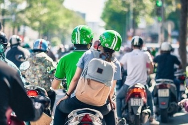 Nghề lái xe Grab: Đang nằm ngoài sự điều chỉnh của Luật Lao động?