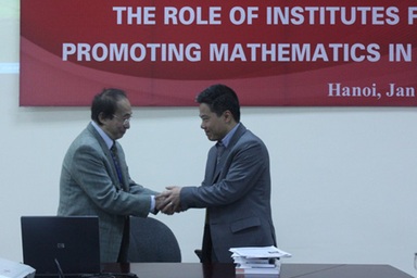 GS. Ngô Bảo Châu về nước dự hội thảo toán học