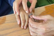 Đưa học sinh bị kẹt ngón tay trong vòng sắt đến cảnh sát nhờ hỗ trợ