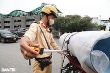 CSGT xử lý hàng loạt xe máy chở hàng cồng kềnh trên phố Hà Nội