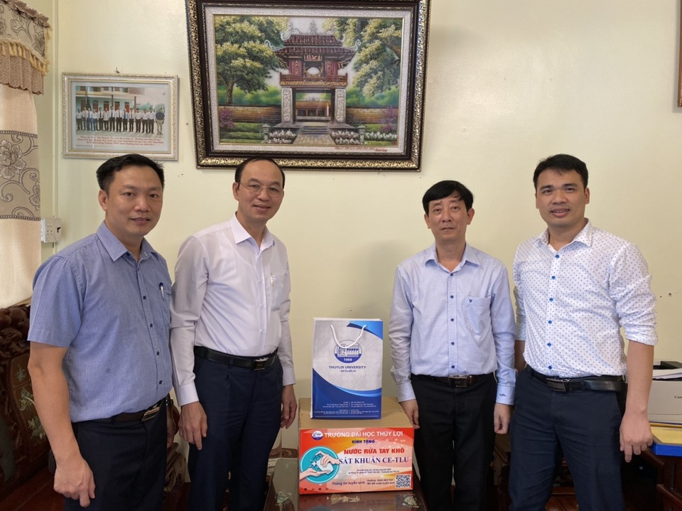 Trường ĐH Thủy lợi tặng nước rửa tay sát khuẩn cho 150 trường học - 3 Trường ĐH Thủy lợi tặng nước rửa tay sát khuẩn cho 150 trường học - 3