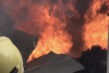 Xưởng gỗ nằm gần kho gas bốc cháy ngùn ngụt