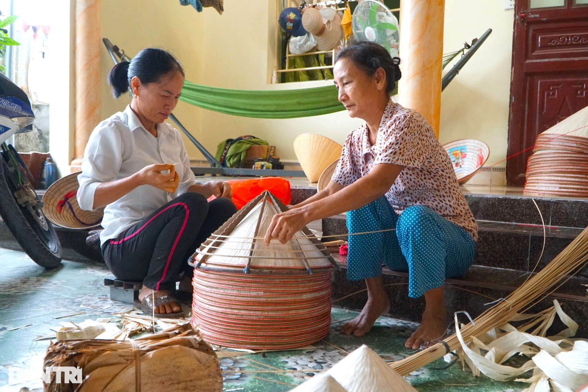 Những người phụ nữ mất vân tay, bật máu mỗi ngày để kiếm 100.000 đồng - 2 Những người phụ nữ mất vân tay, bật máu mỗi ngày để kiếm 100.000 đồng - 2