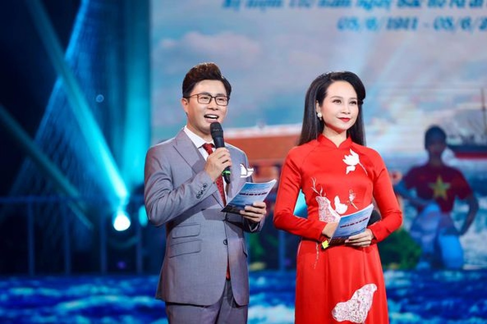 MC Lê Anh cố gắng dẫn chương trình trực tiếp khi nhận tin con trai cấp cứu - 2 MC Lê Anh cố gắng dẫn chương trình trực tiếp khi nhận tin con trai cấp cứu - 2