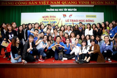Hoa hậu H'Hen Niê trao học bổng tại Đăk Lăk