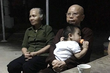 Bé trai kháu khỉnh bị bỏ tại chùa với lời nhắn “xin nuôi cháu hết đời”