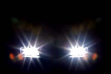 Xử lí thế nào khi bị chiếu đèn pha vào mặt?