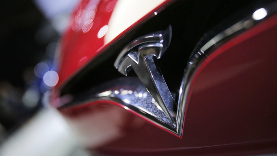Tesla vẫn ung dung kiếm bộn dù xe bung nóc, rơi cản - 1 Tesla vẫn ung dung kiếm bộn dù xe bung nóc, rơi cản - 1