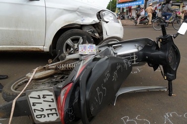 Xe máy đâm “rách” ô tô, tài xế đưa nạn nhân đi cấp cứu  