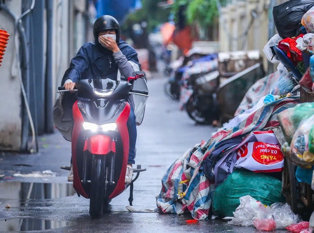 Hà Nội yêu cầu tăng cường nhân lực, thu dọn xử lý rác tồn đọng trên phố - 1