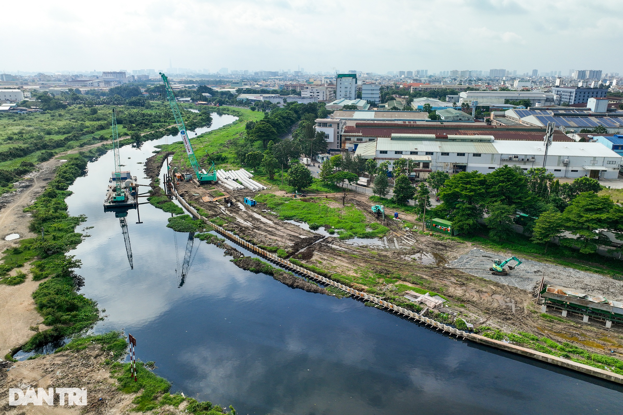 Dự án hồi sinh tuyến kênh dài nhất TPHCM đã có dãy lan can đầu tiên - 8