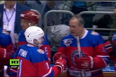 Ông Putin trổ tài chơi khúc côn cầu trên băng