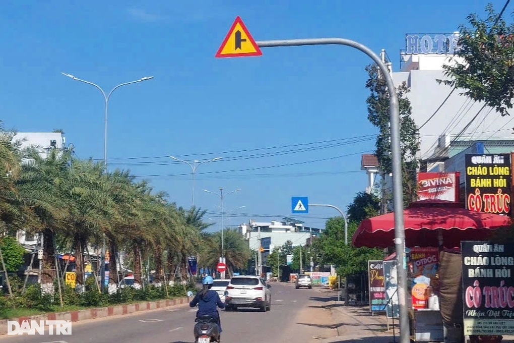 Tuyến đường dài 3km có 70 biển báo, tháo dỡ 23 bộ làm rối mắt - 1 Tuyến đường dài 3km có 70 biển báo, tháo dỡ 23 bộ làm rối mắt - 1