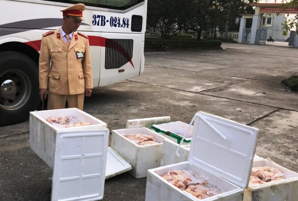 Phát hiện gần 3 tạ đùi gà không rõ nguồn gốc làm thượng đế trên xe khách - 2