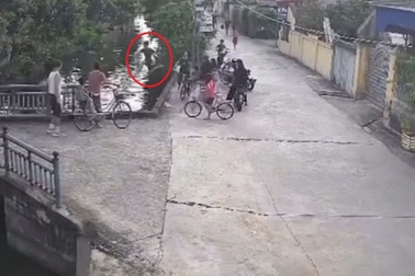 Khoảnh khắc hai cháu bé lao thẳng xuống kênh, thoát chết đầy may mắn