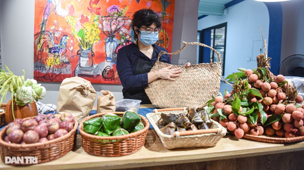 Dịch vụ giao mâm cúng Tết Đoan Ngọ đắt như tôm tươi, khách gọi cháy máy - 3 Dịch vụ giao mâm cúng Tết Đoan Ngọ đắt như tôm tươi, khách gọi cháy máy - 3