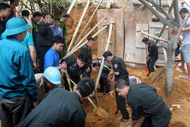 Sạt lở kè đất vùi lấp 4 người, 3 người tử vong