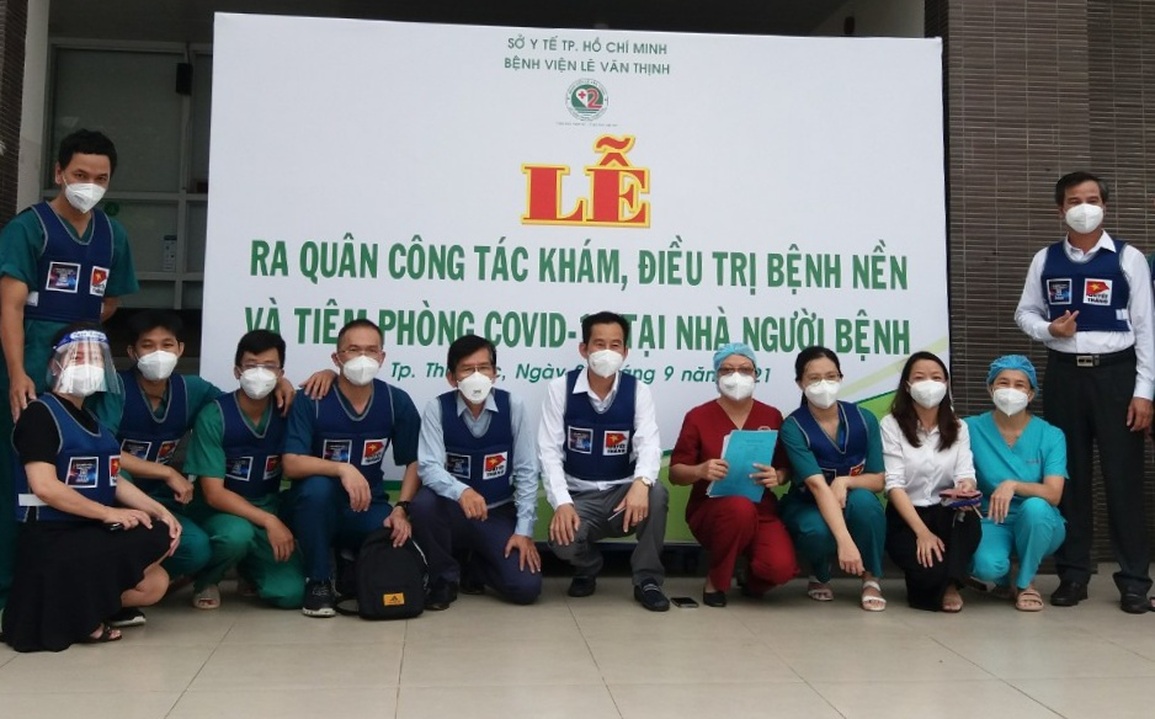 45 ngày dịch, 15 y bác sĩ TPHCM đến tận nhà ứng cứu gần 1.200 bệnh nhân - 1 45 ngày dịch, 15 y bác sĩ TPHCM đến tận nhà ứng cứu gần 1.200 bệnh nhân - 1