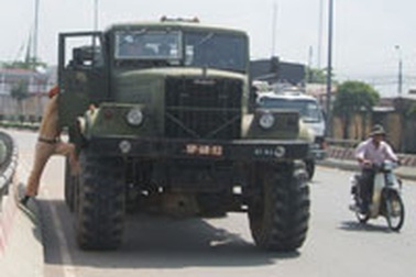 Xử nghiêm xe quân đội vi phạm luật giao thông 