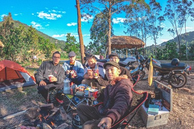 Nhóm bạn Hà Nội leo núi, cắm trại: Chuyến đi "không điện thoại, không wifi"