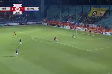 Hàng thủ mơ ngủ khiến Đặng Văn Lâm hứng đủ