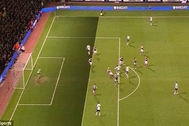 MU “thoát hiểm” nhờ bàn thắng trong thế việt vị