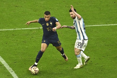 HLV PSG lên tiếng về mối quan hệ của Messi và Mbappe sau World Cup