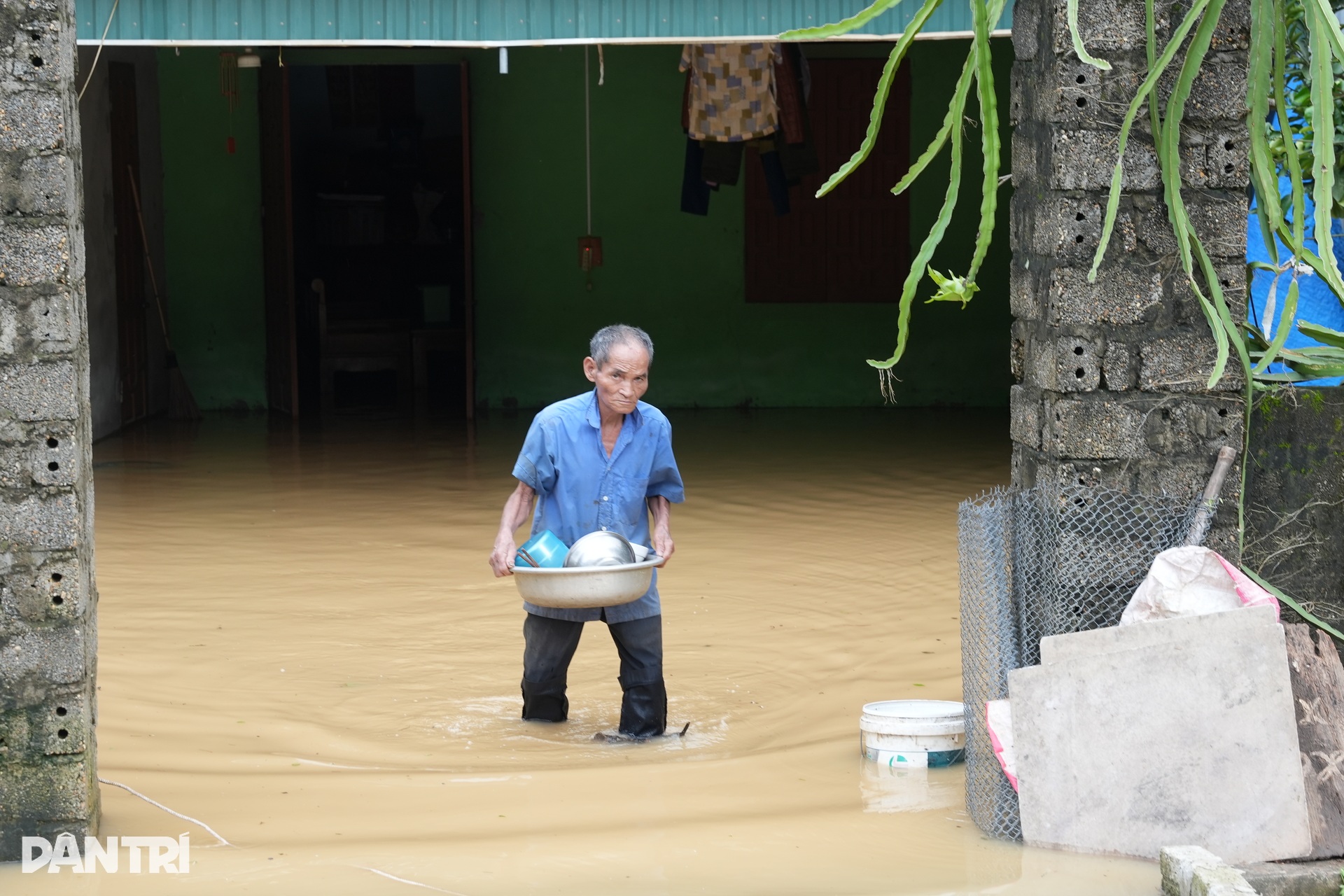 Lũ đục ngầu bao vây tứ bề nhiều khu dân cư ở Nghệ An - 10 Lũ đục ngầu bao vây tứ bề nhiều khu dân cư ở Nghệ An - 10