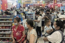 Người Vũ Hán lo lắng khi Covid-19 trở lại sau một năm