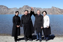 Lời đề nghị bất ngờ của Triều Tiên với Tổng thống Hàn Quốc sau chuyến thăm núi thiêng