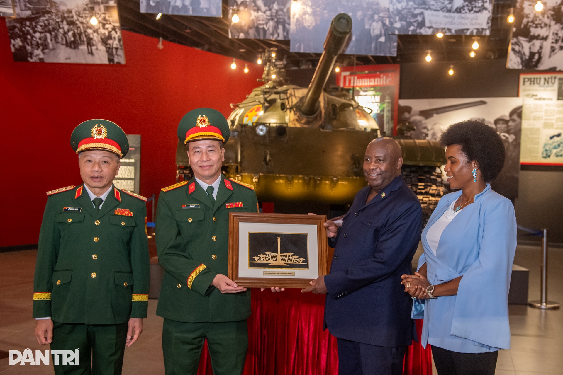 Tổng thống Burundi tham quan Bảo tàng Lịch sử Quân sự Việt Nam - 7 Tổng thống Burundi tham quan Bảo tàng Lịch sử Quân sự Việt Nam - 7