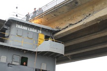 Cận cảnh dầm cầu bị tàu thủy đâm vỡ, nguy cơ sập cầu