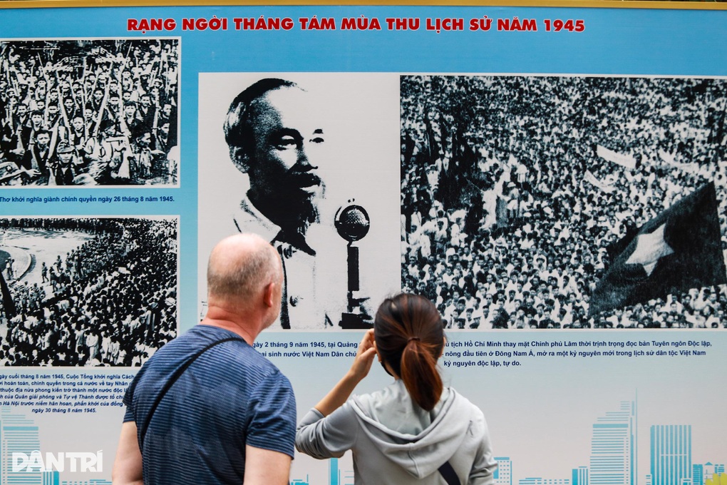 Lý do khách Tây nháo nhác tìm người phiên dịch ở phố đi bộ Nguyễn Huệ - 1 Lý do khách Tây nháo nhác tìm người phiên dịch ở phố đi bộ Nguyễn Huệ - 1
