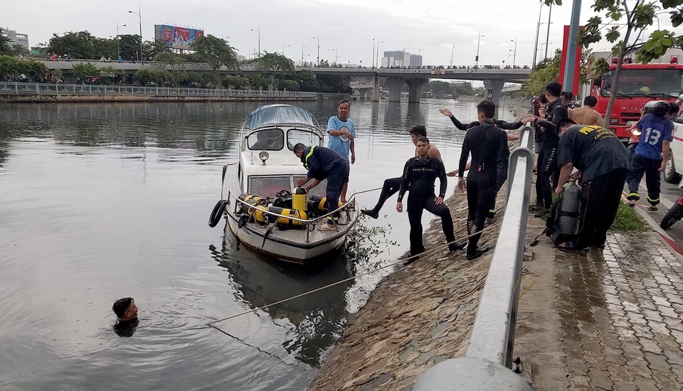 Tìm thấy thi thể người đàn ông nhảy cầu Nguyễn Văn Cừ - 1 Tìm thấy thi thể người đàn ông nhảy cầu Nguyễn Văn Cừ - 1