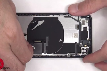 Quá trình "mổ xẻ" iPhone SE 2022 để khám phá linh kiện bên trong