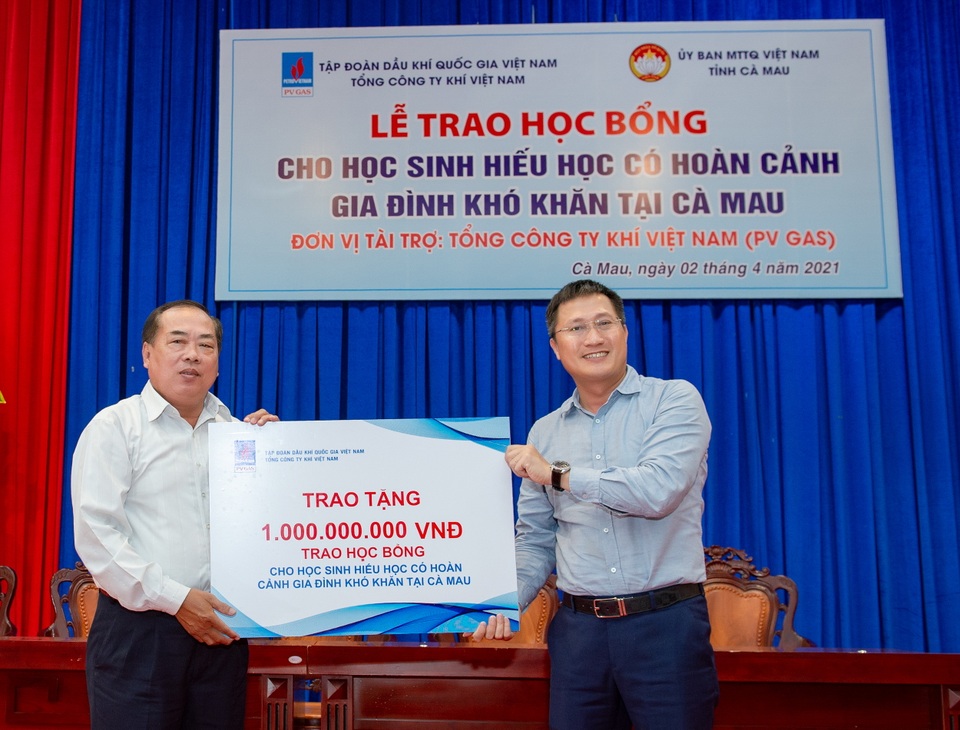PV GAS trao tặng 500 suất học bổng trị giá 1 tỷ đồng cho học sinh nghèo hiếu học tại Cà Mau - 1 PV GAS trao tặng 500 suất học bổng trị giá 1 tỷ đồng cho học sinh nghèo hiếu học tại Cà Mau - 1