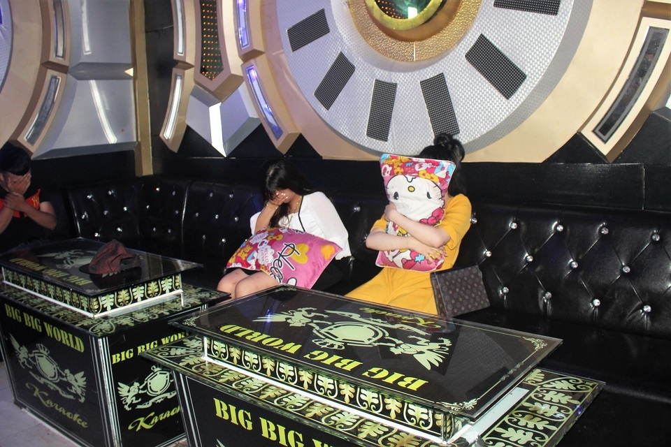 Rút giấy phép quán karaoke chứa “dân bay” trong lúc cao điểm chống dịch - 2 Rút giấy phép quán karaoke chứa “dân bay” trong lúc cao điểm chống dịch - 2