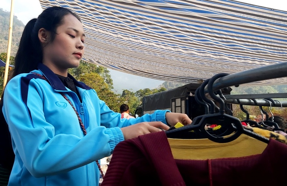Độc đáo phiên chợ vùng biên những ngày cận Tết - 12 Độc đáo phiên chợ vùng biên những ngày cận Tết - 12