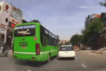 Tài xế xe buýt bị phạt 5 triệu đồng vì vượt ẩu, suýt gây tai nạn