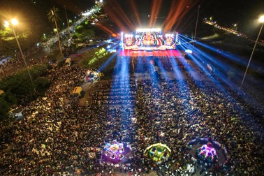 Hàng nghìn người chen chân ở núi Bà Đen xem Tây Ninh - Khúc hát tự hào