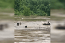 Phó công an xã cùng đồng đội ra giữa dòng lũ cứu 5 người