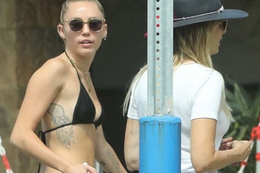 Miley Cyrus lộ "vòng một" khiêm tốn